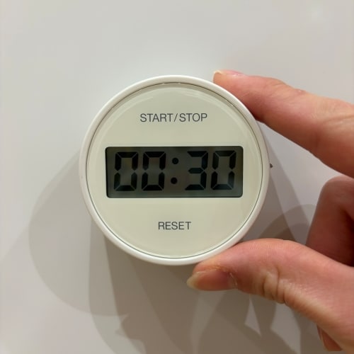 キッチンタイマーをセットしている写真