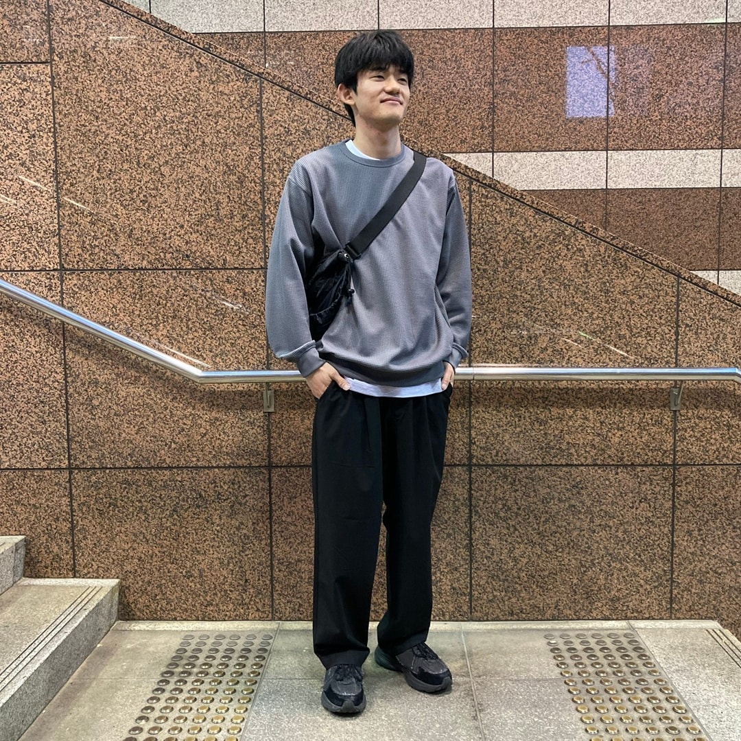 グレーの服を着た男性の写真