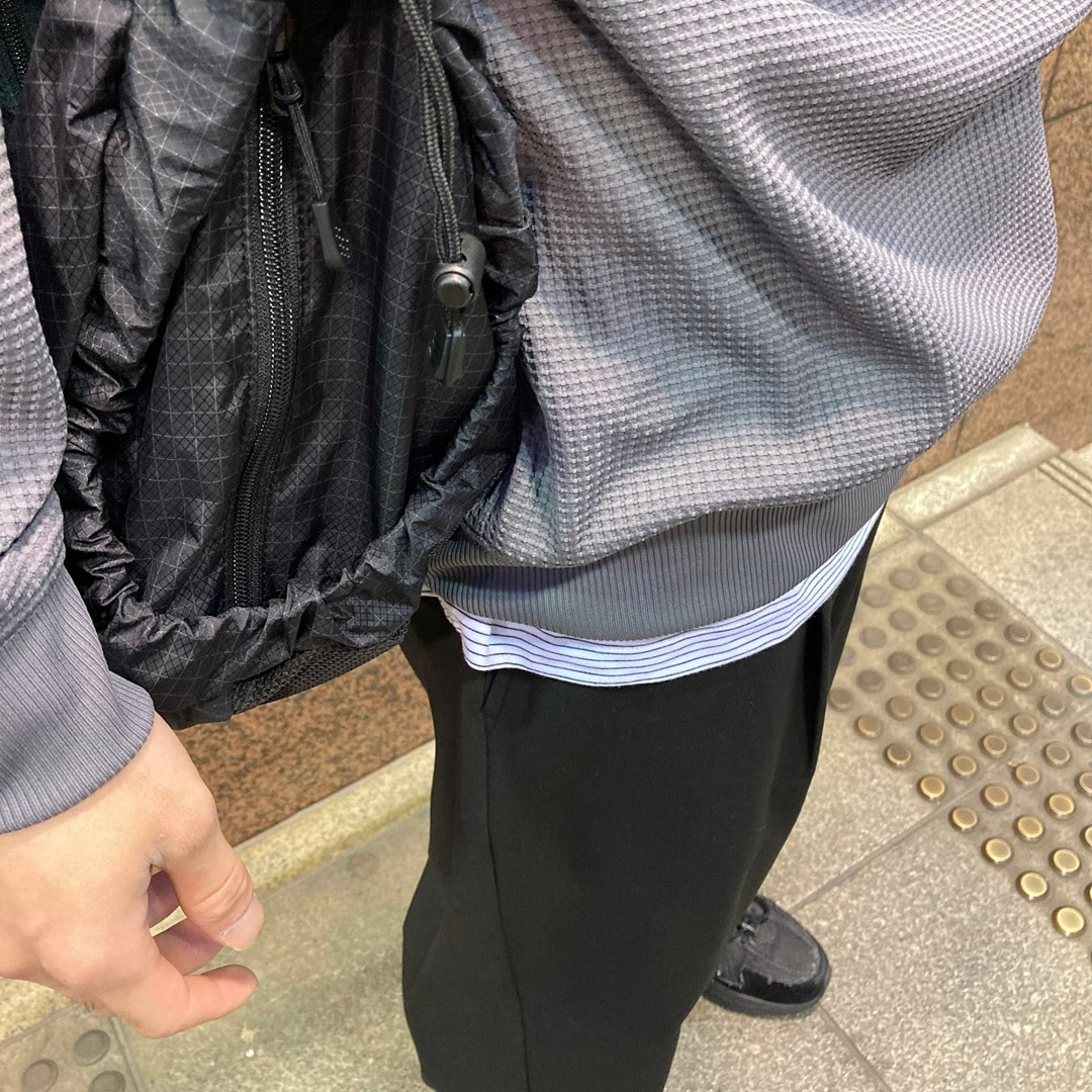グレーの服を着た男性の写真