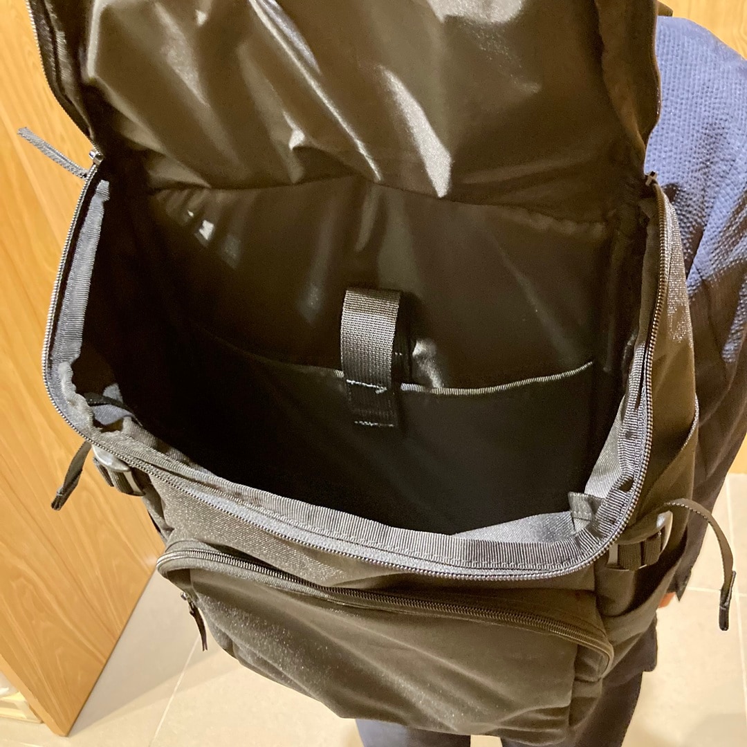 上から開くリュックの上を開いた状態