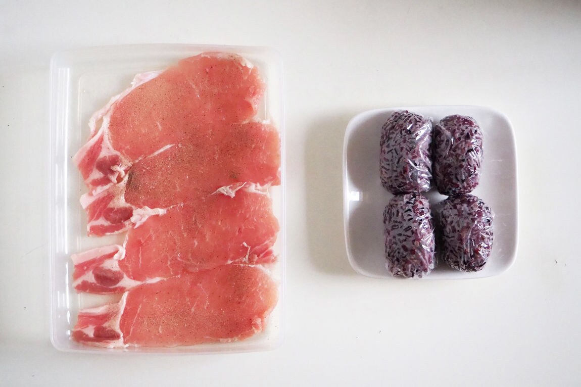【東京有明】ご飯をラップで包んで整えた状態の写真
