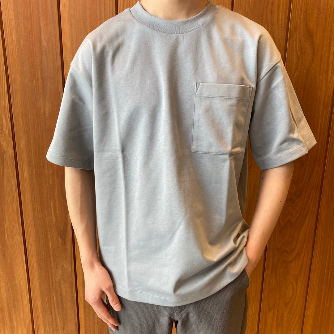 紳士　涼感ＵＶカットワイド半袖Ｔシャツのライトグレー着用