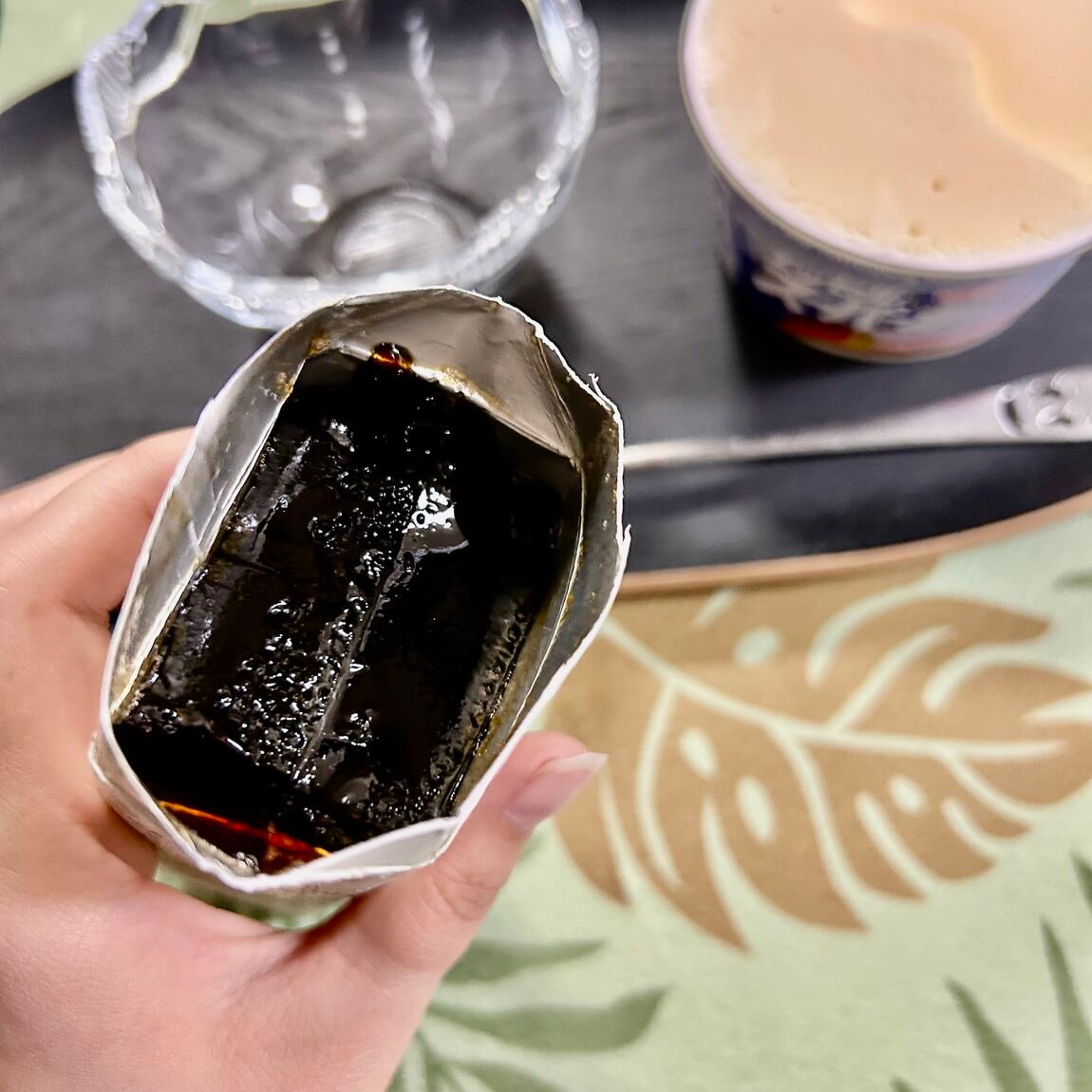 パックをあけたコーヒーゼリー