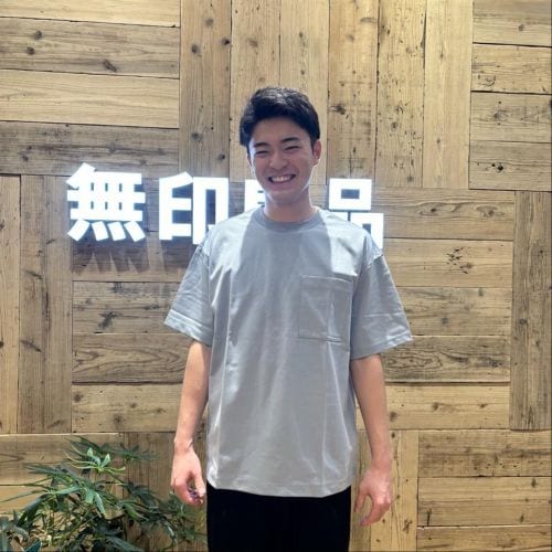 Tシャツを着た男性の画像