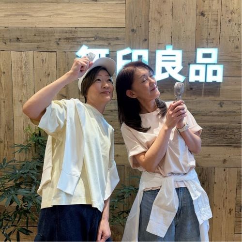 Tシャツを着た女性の画像
