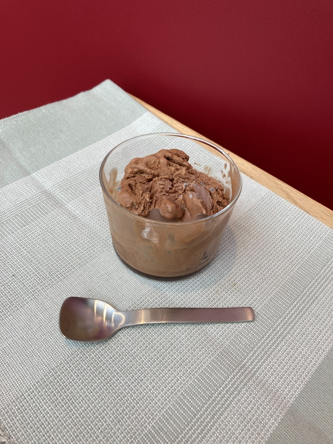 濃厚なチョコレートアイスにチョコミントチップを混ぜ込んだアイスです。