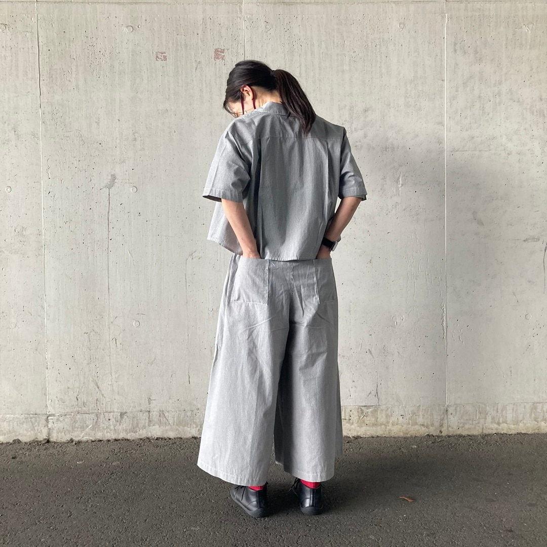 服を着た立っている女性の写真。