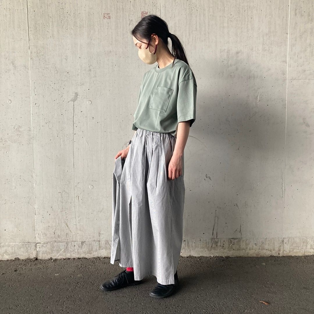 服を着た立っている女性の写真。