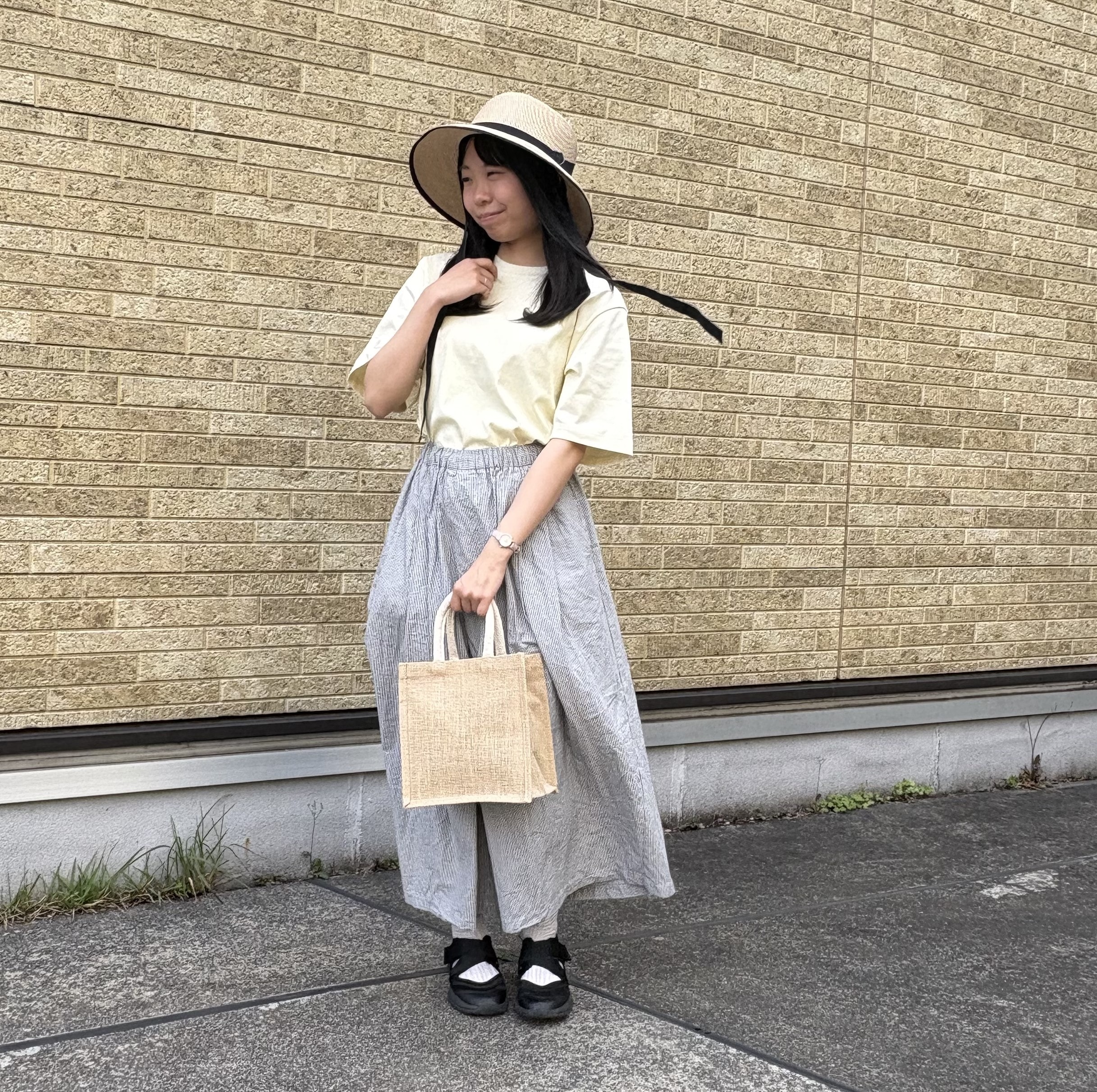 Tシャツのコーディネート全身の写真