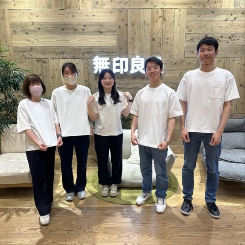 入り口でTシャツ紹介をしているスタッフ