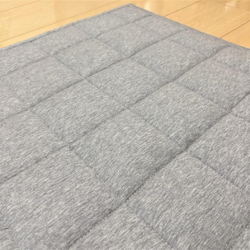 ひんやり綿ラグのさらっとした肌ざわりが伝わる梅雨時期の生地アップ