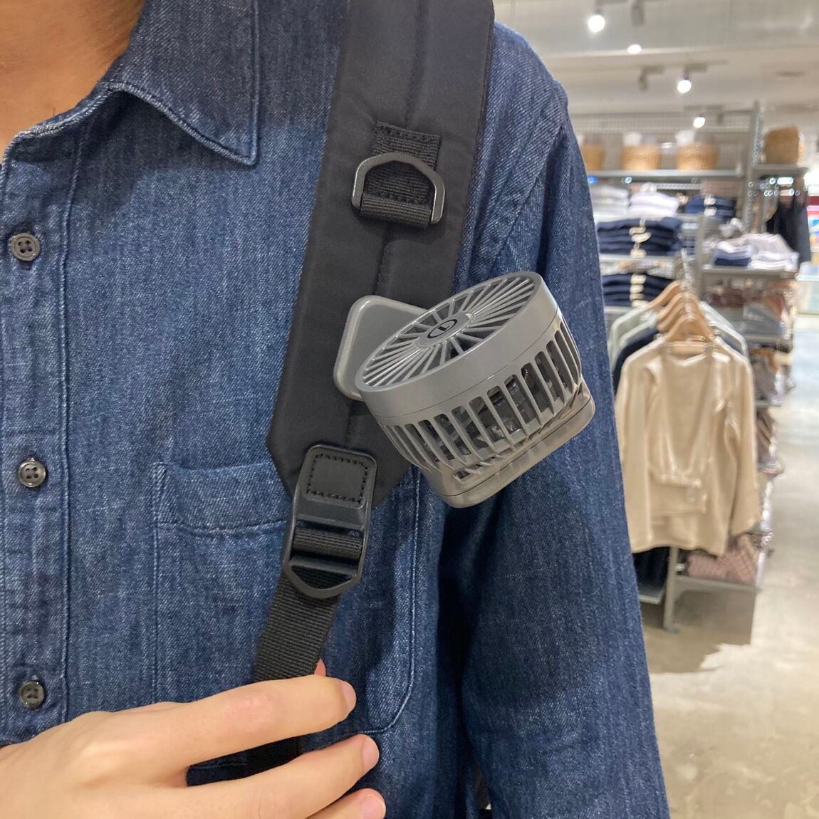 リュックに挟んだファン