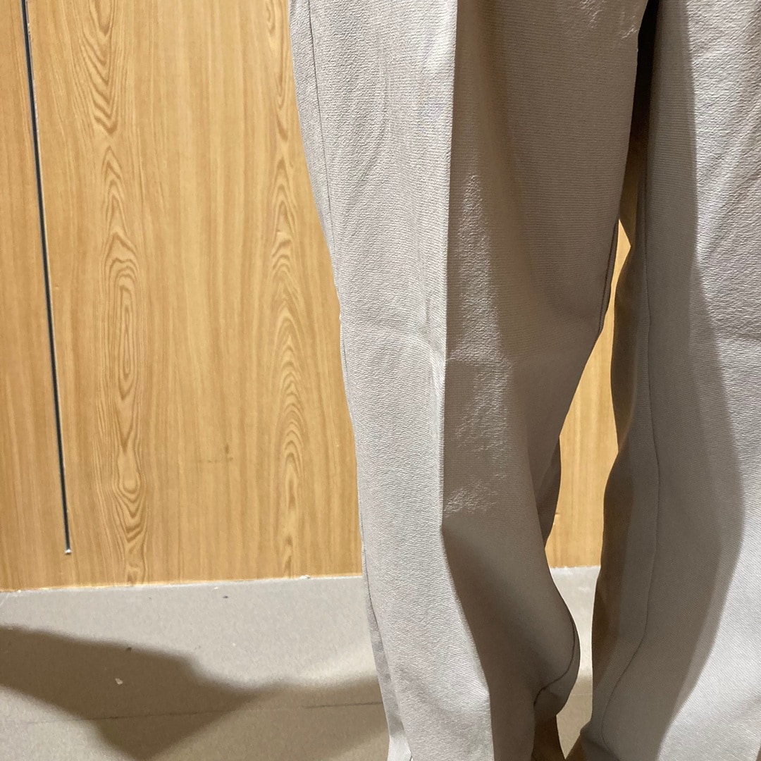 風を通すタックテーパードパンツ