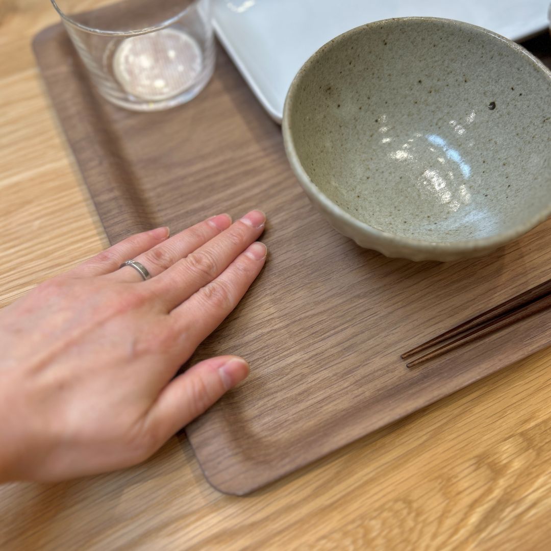 すべりにくいトレー