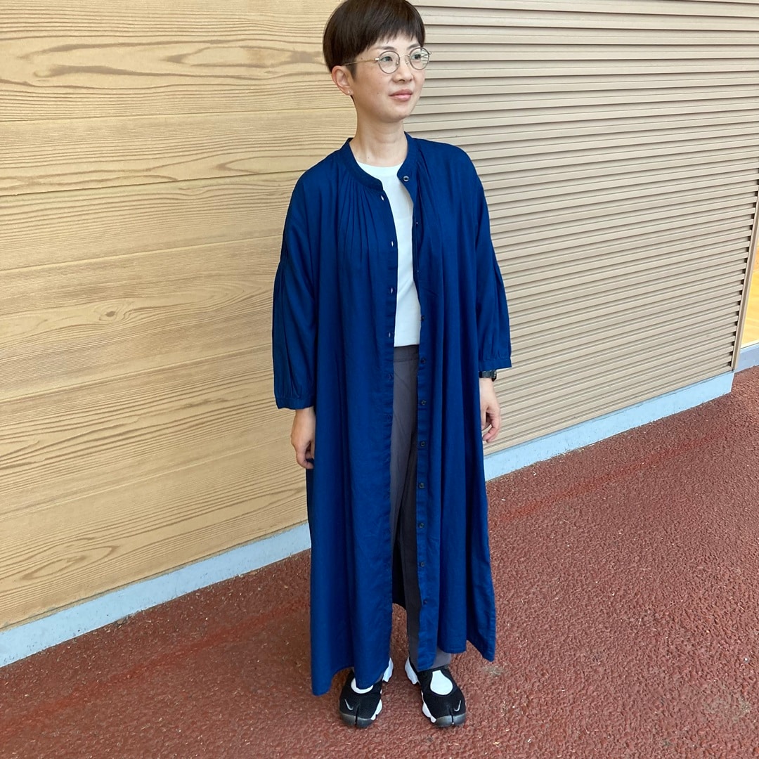 青いワンピースの女性