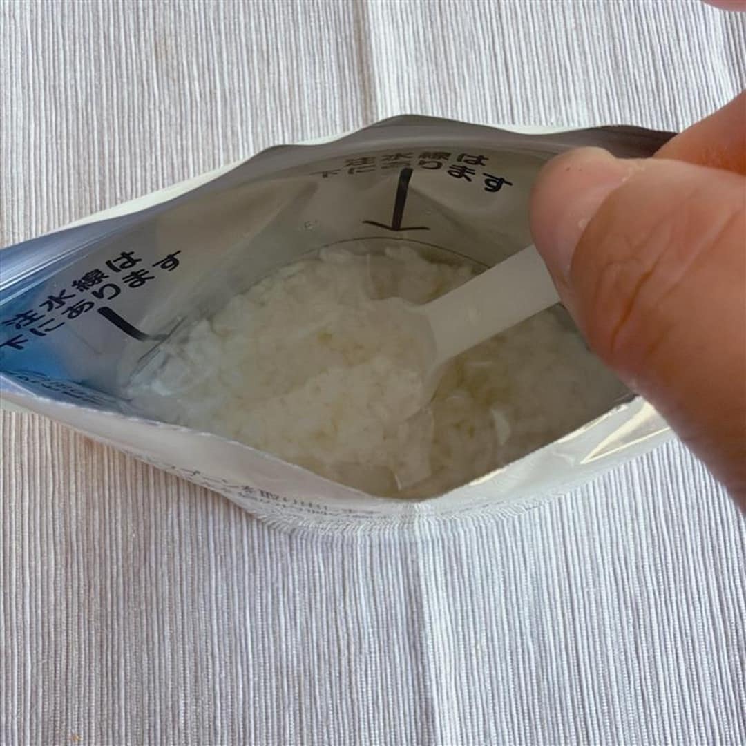 備蓄ごはん白米注水後混ぜる