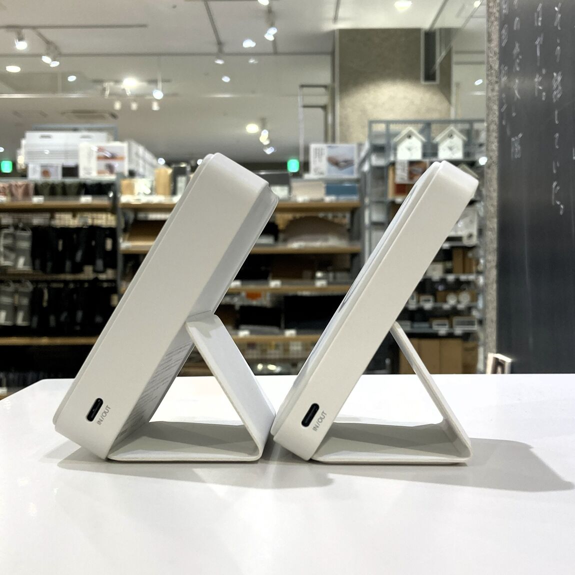 【イオンモール松本】　スタンド機能付き、ケーブル不要のコンパクトなモバイルバッテリー_c9JNlf