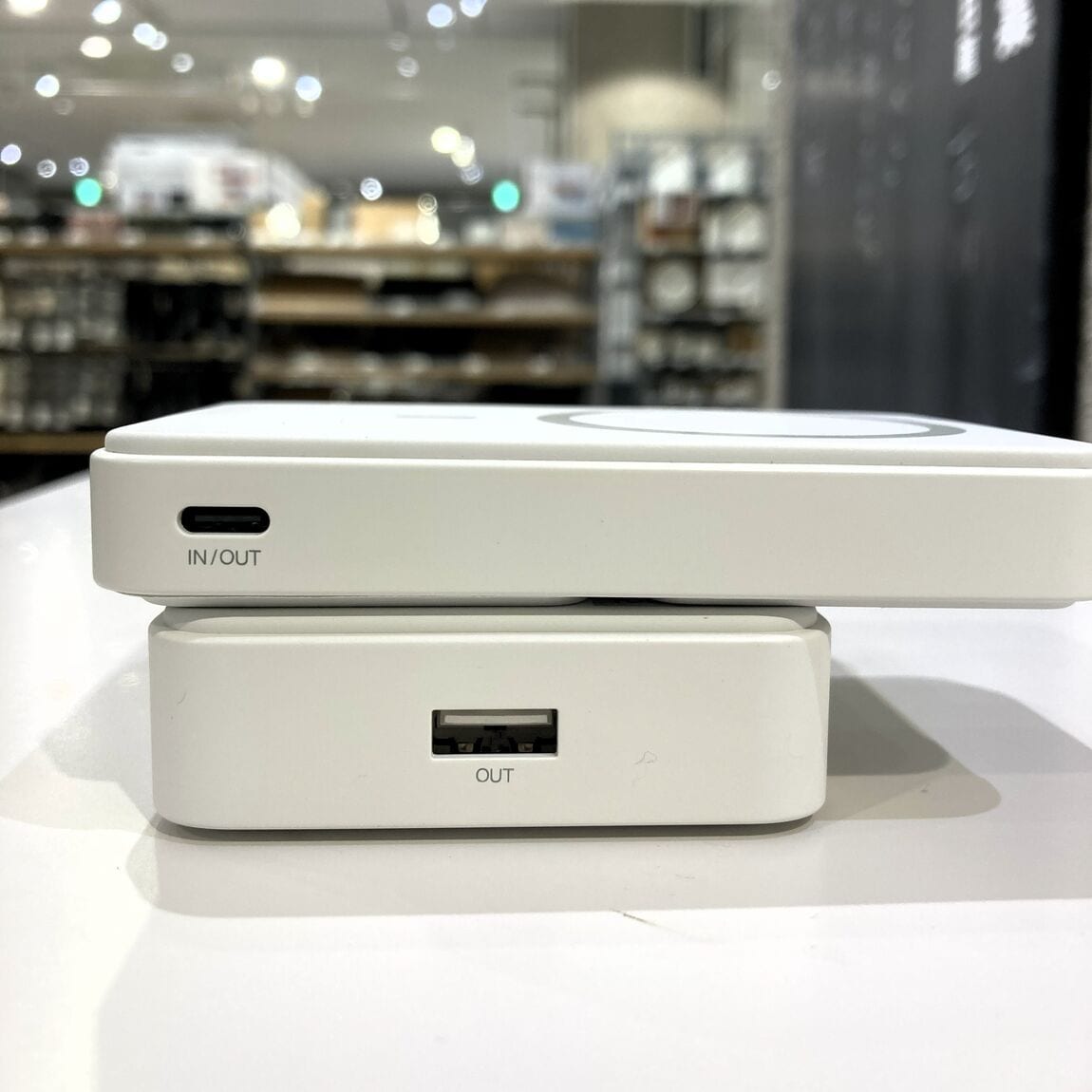 【イオンモール松本】　スタンド機能付き、ケーブル不要のコンパクトなモバイルバッテリー_r2Qcth
