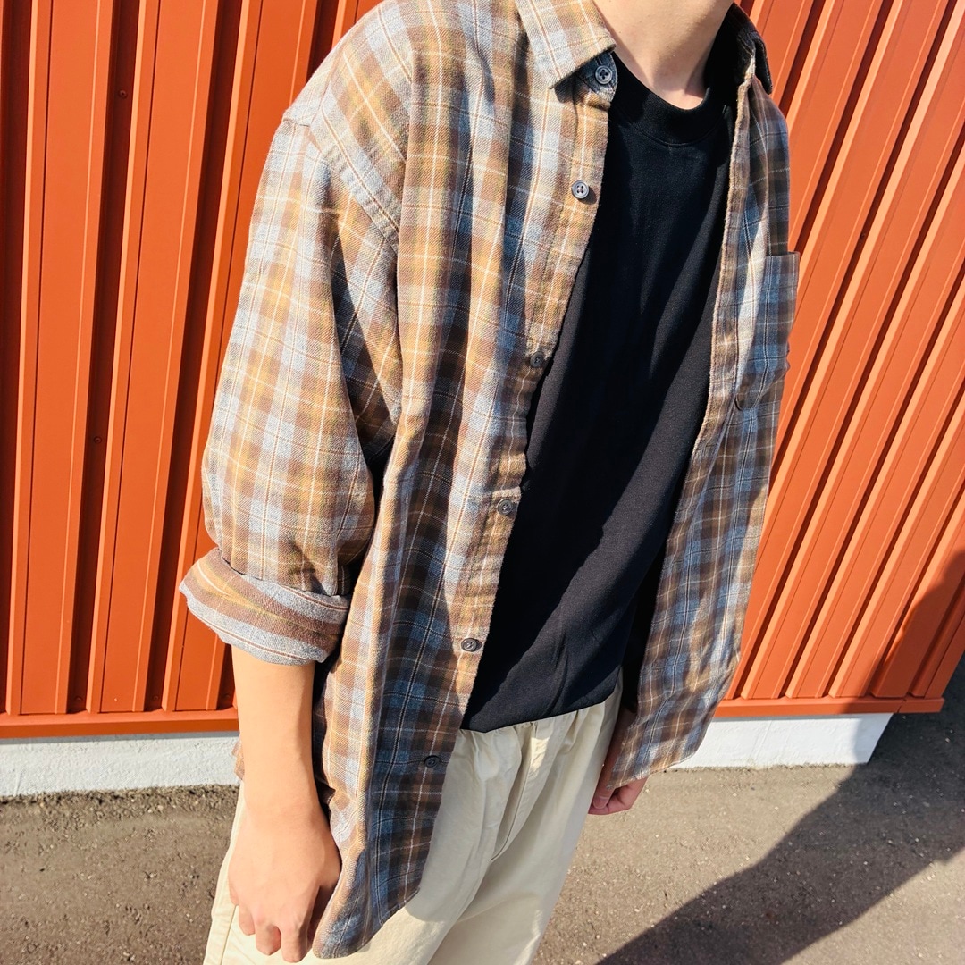 046878