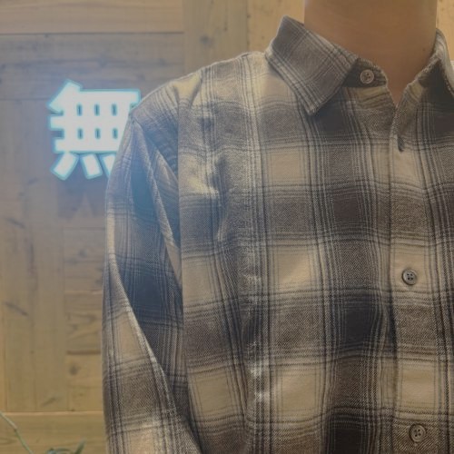 フランネルシャツの襟元