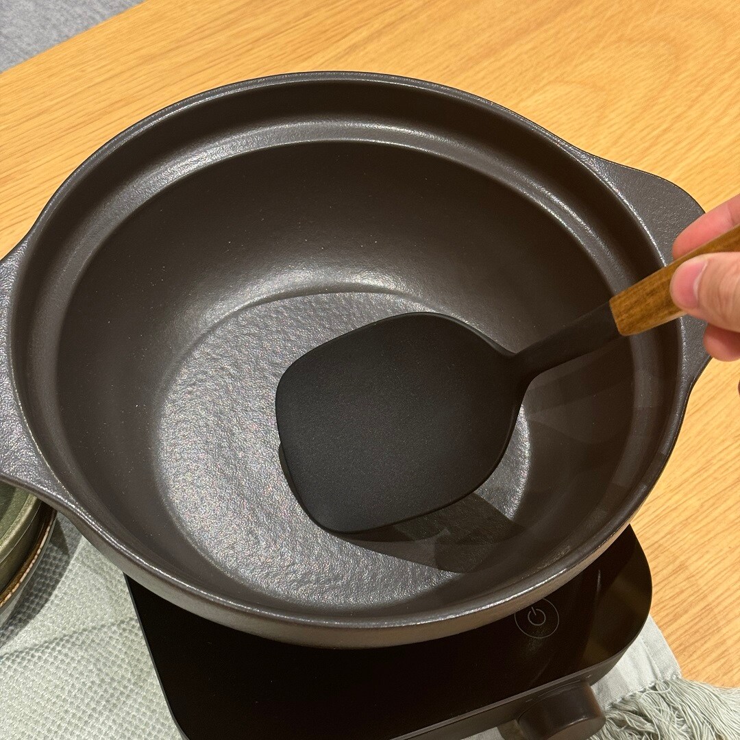 鍋に入ったシリコーンスプーン