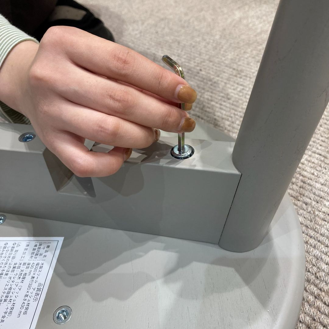 手軽に組み立てられる木製カフェテーブル組立