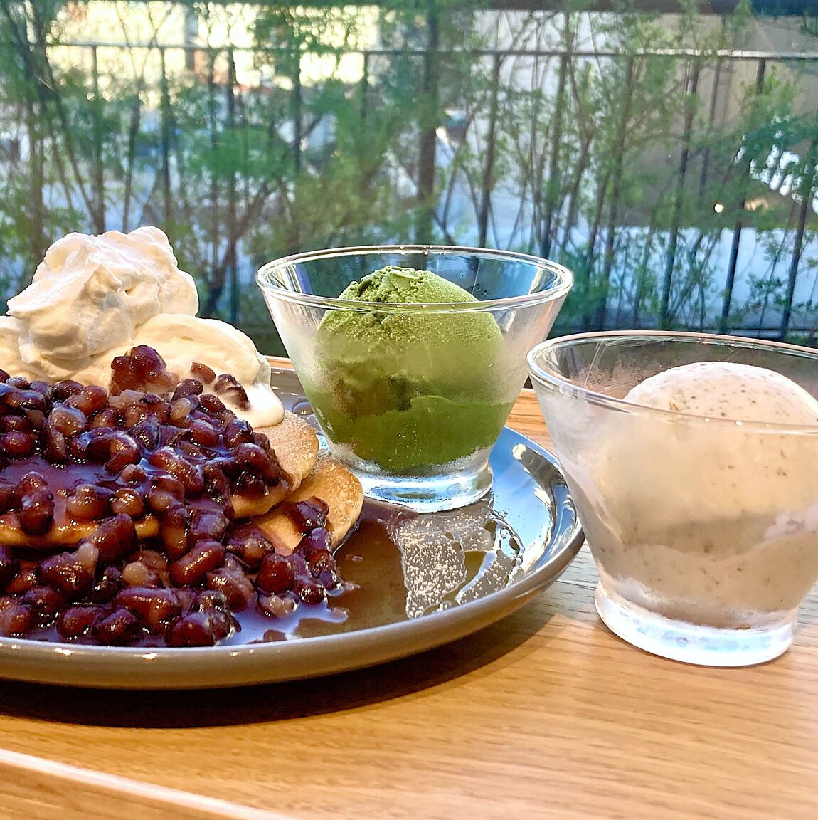 【Cafe＆MealMUJ神戸BAL】パンケーキにアイスを添えて_bW2qcC