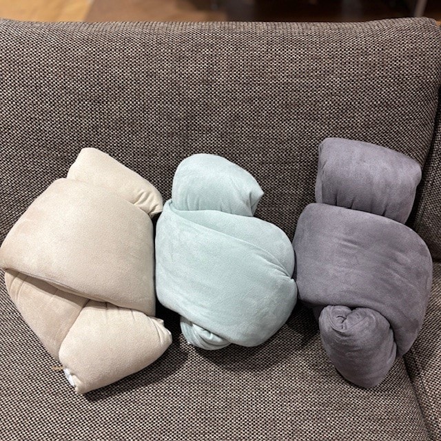 新商品　自由に巻けるループクッション　三色