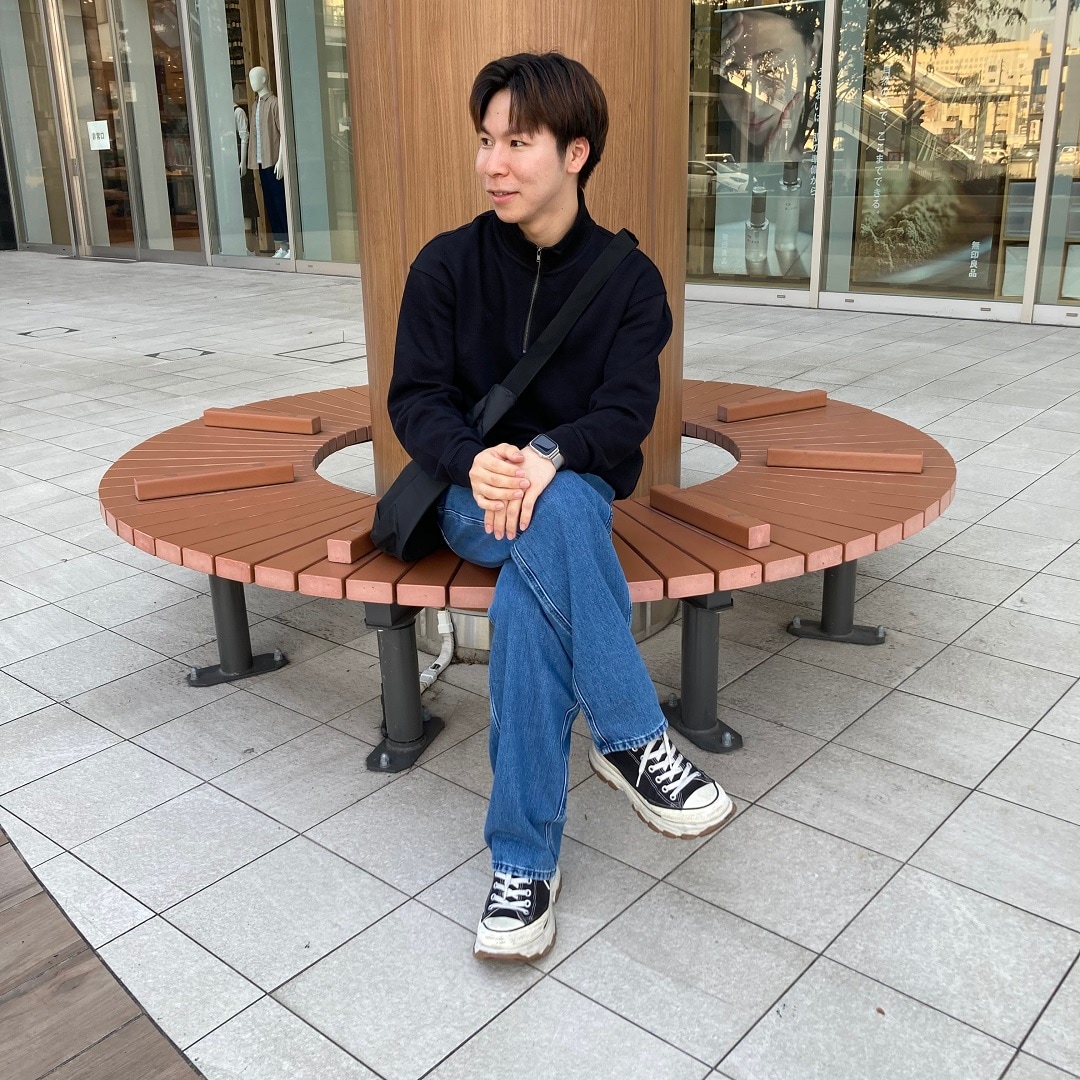 男の子が立っている写真
