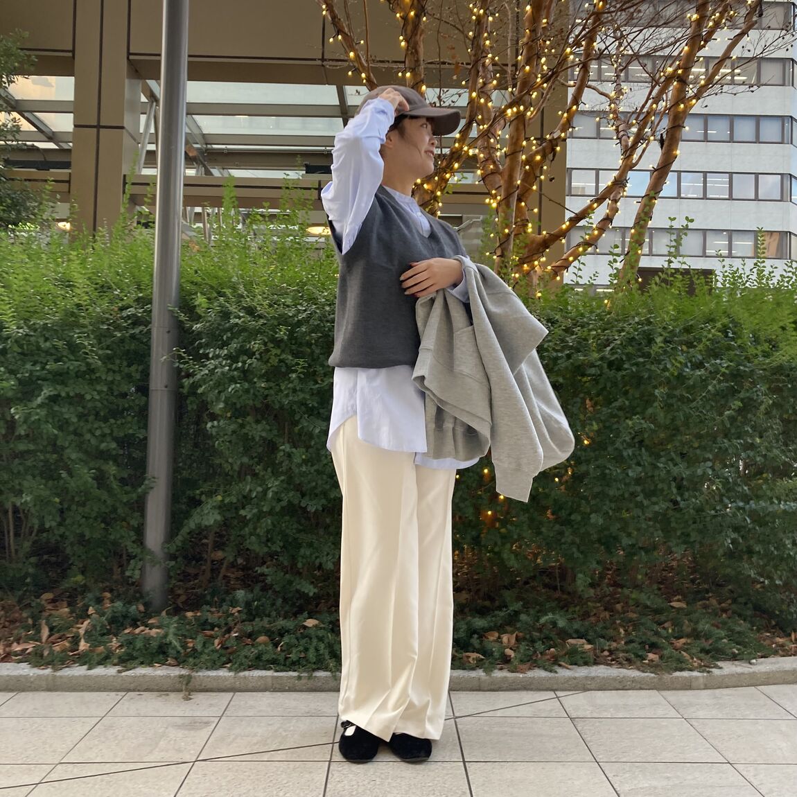 キャップをかぶった女性の写真