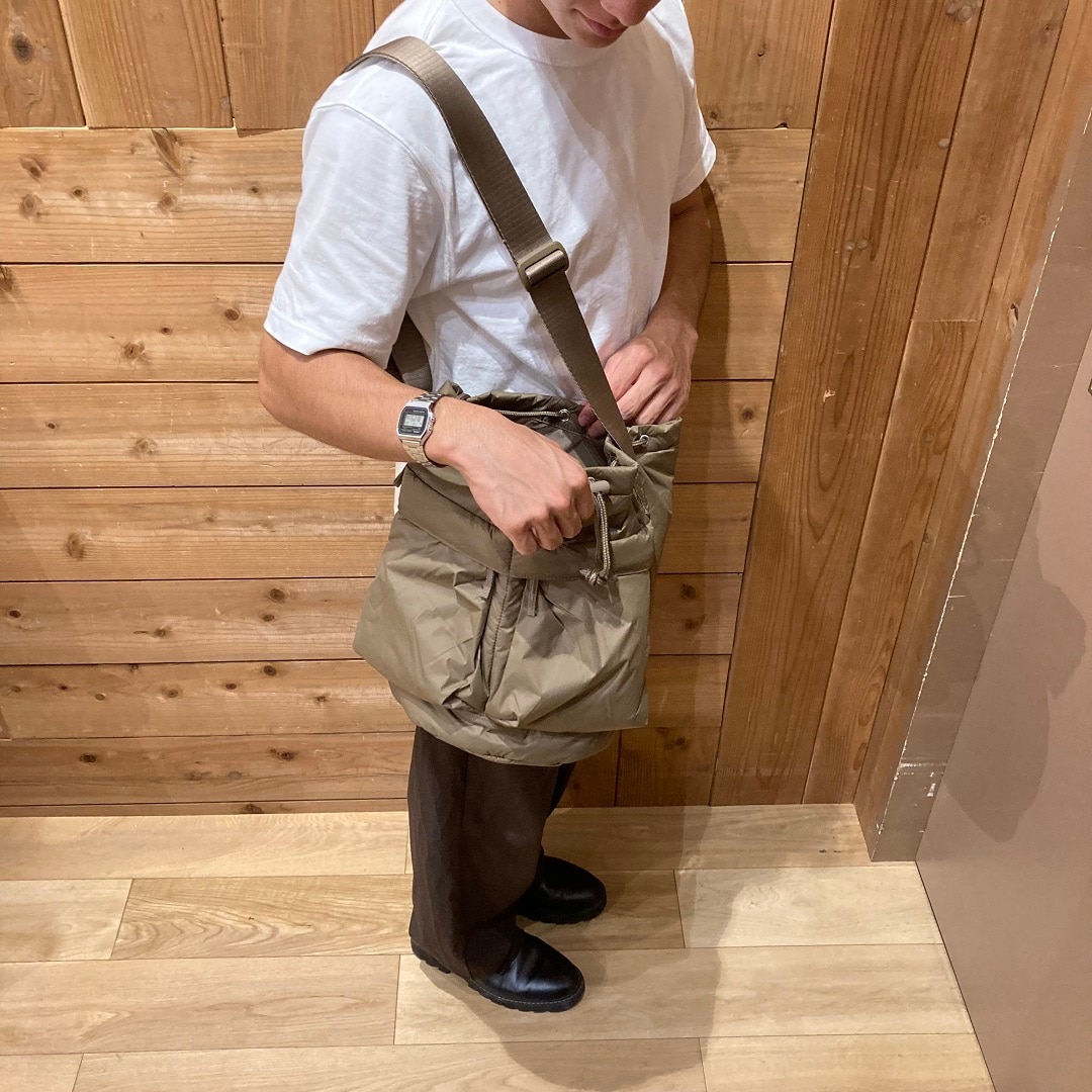 バッグを身に着けた男性の写真