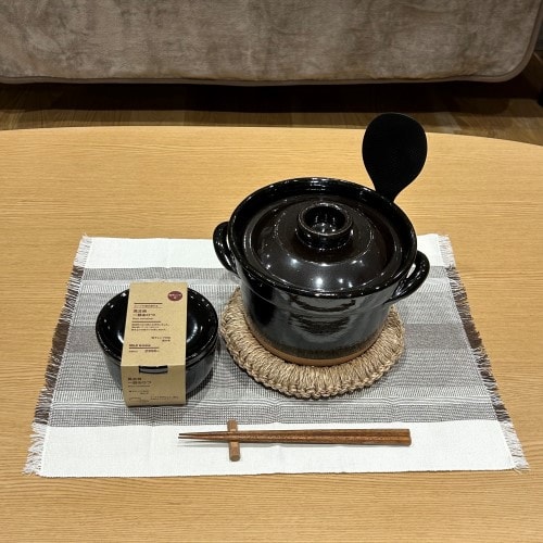 ランチマットの上に置かれたばんこ焼のご飯鍋と一膳おひつ