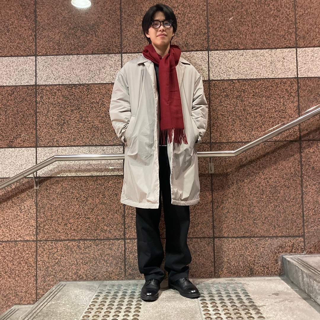 マフラーを巻いている男性の写真