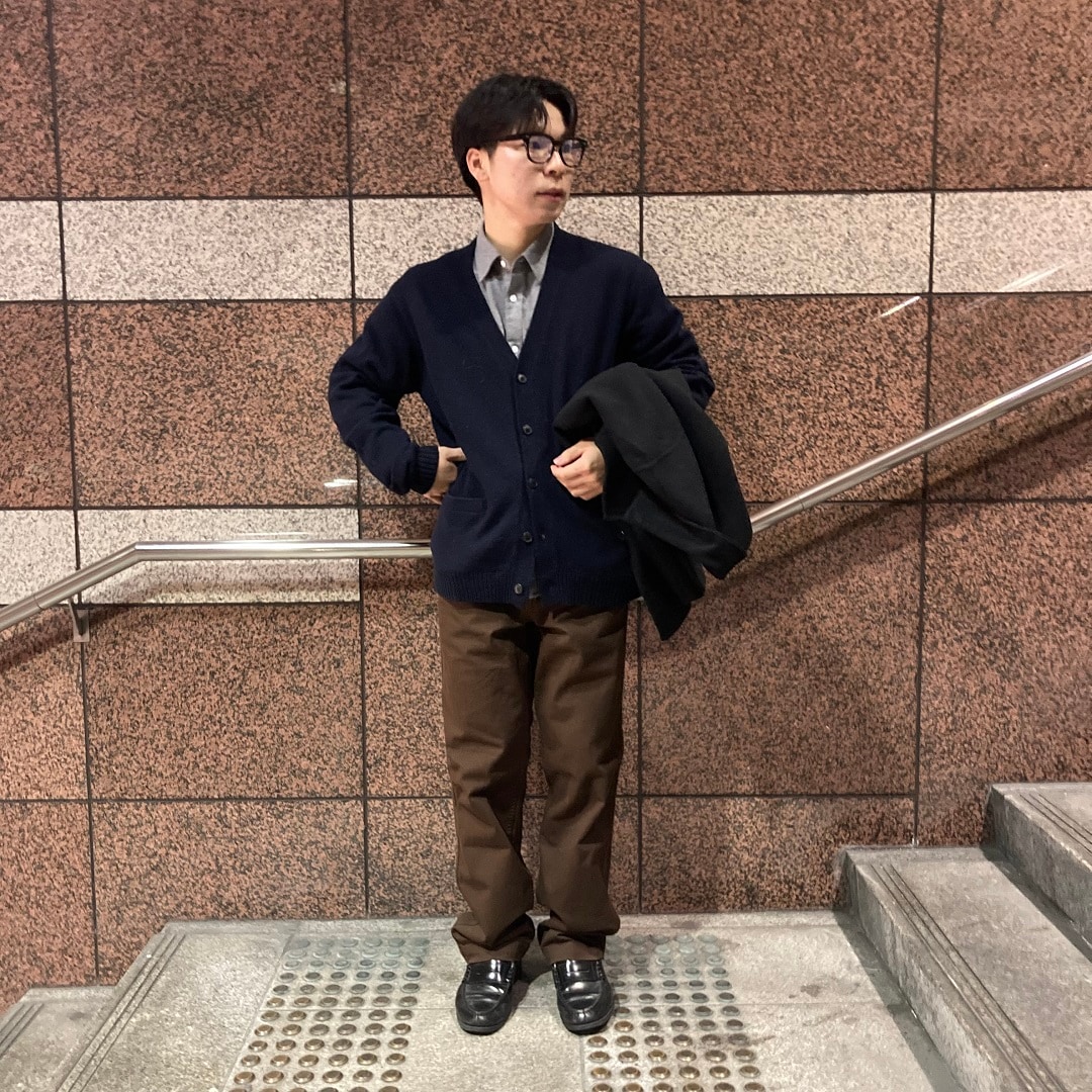 メガネをかけている冬服の男性の写真