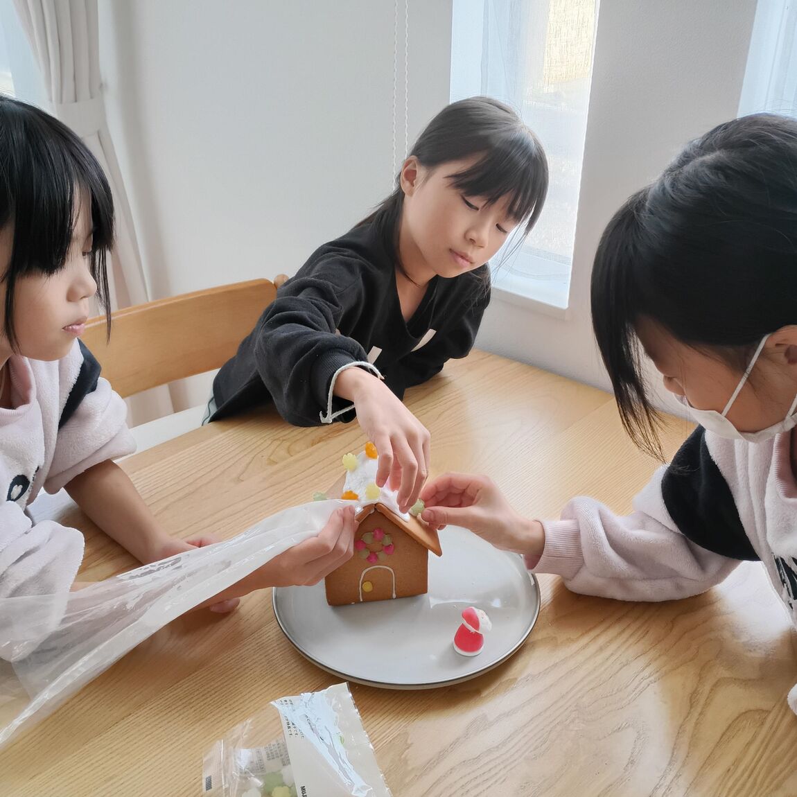 クリスマスの準備に家族でヘクセンハウス作りはいかがですか