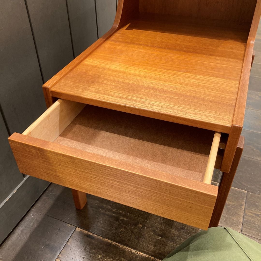 サイドテーブル