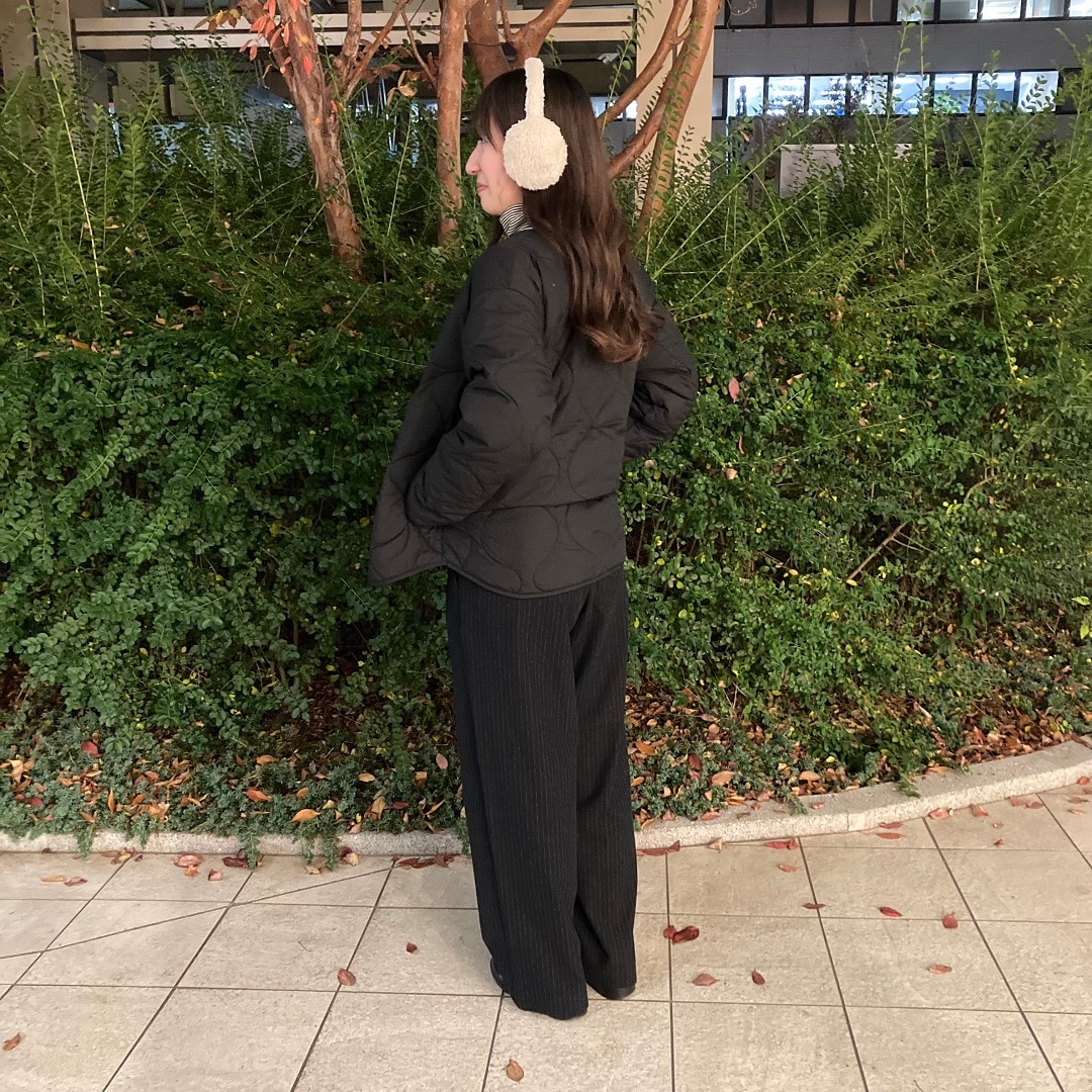 立っている女性の写真