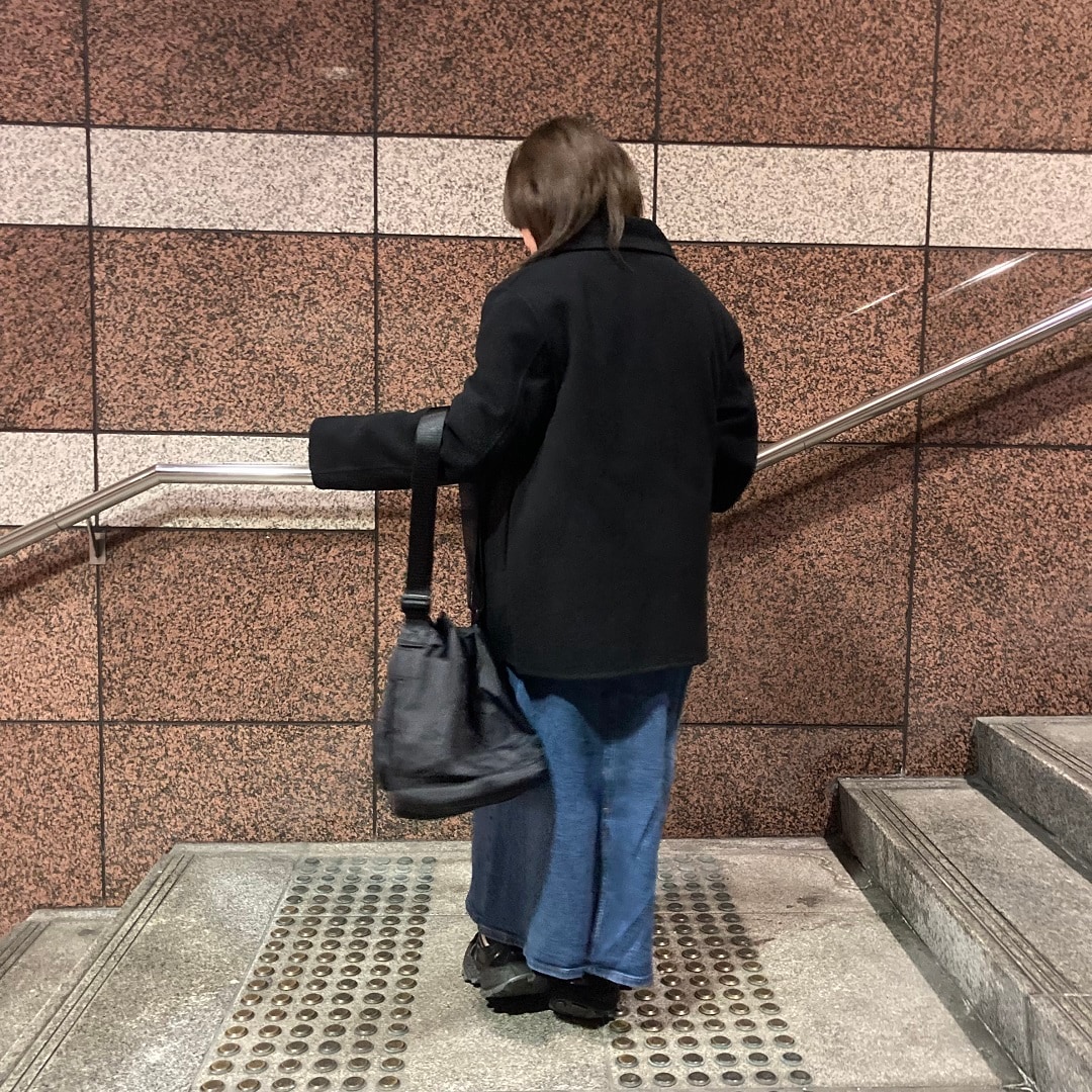 コートを着た女性の写真