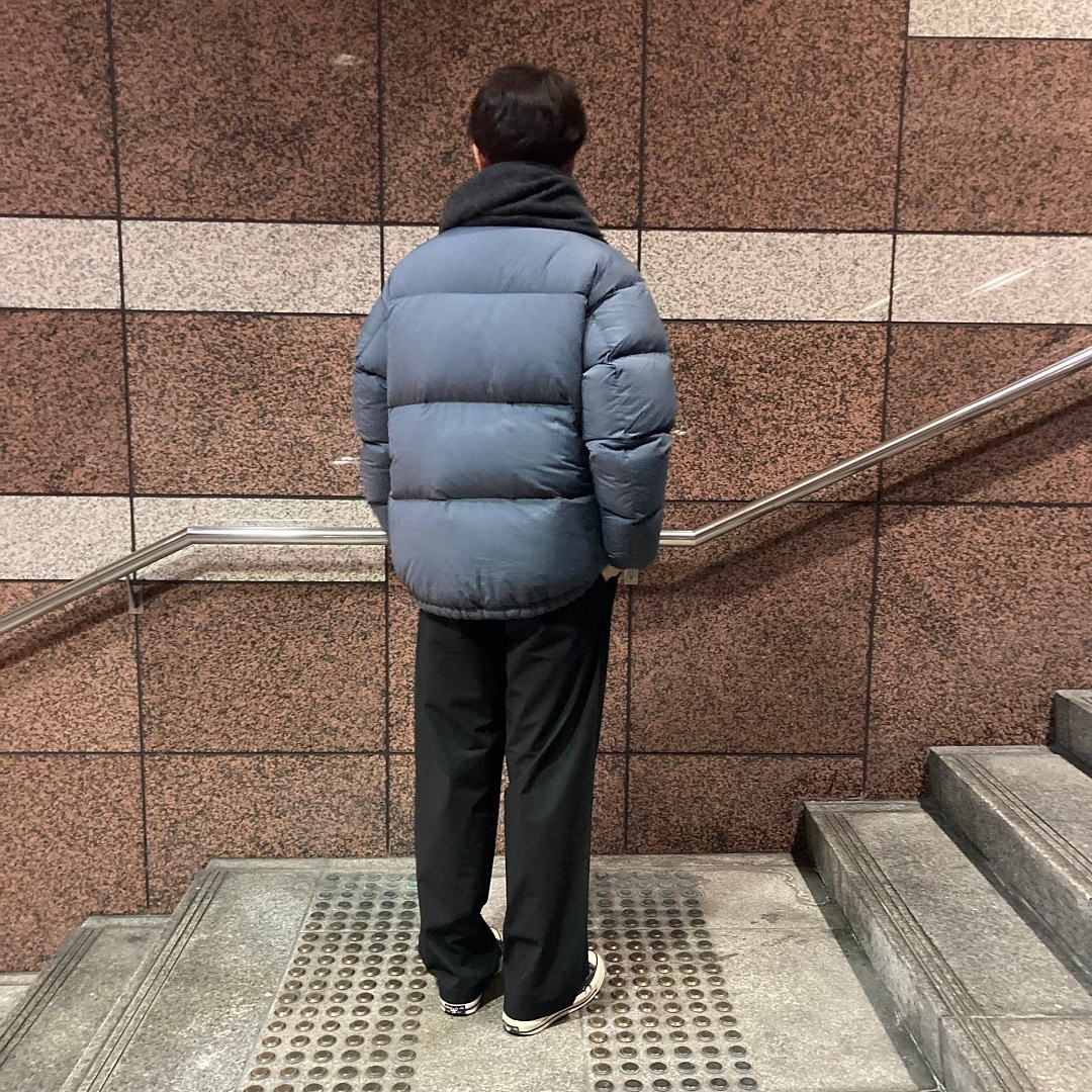 立っている男性の写真