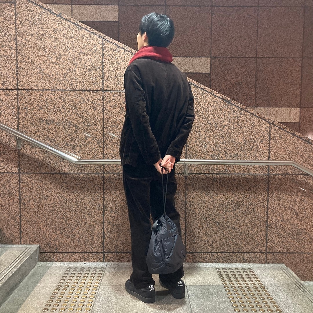 マフラー姿の男性