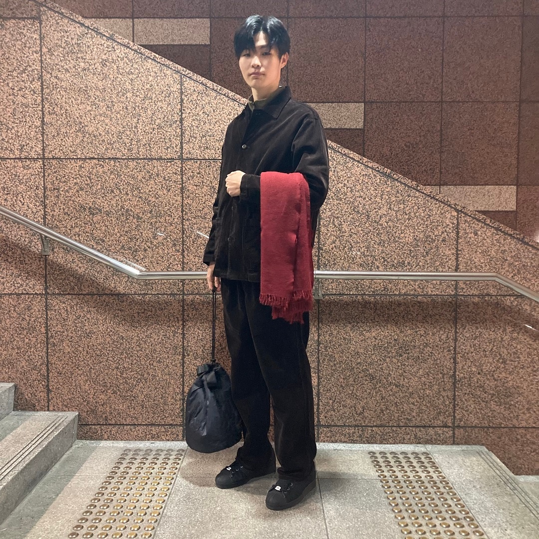 マフラー姿の男性