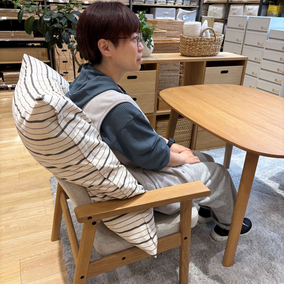 もたれかかる写真