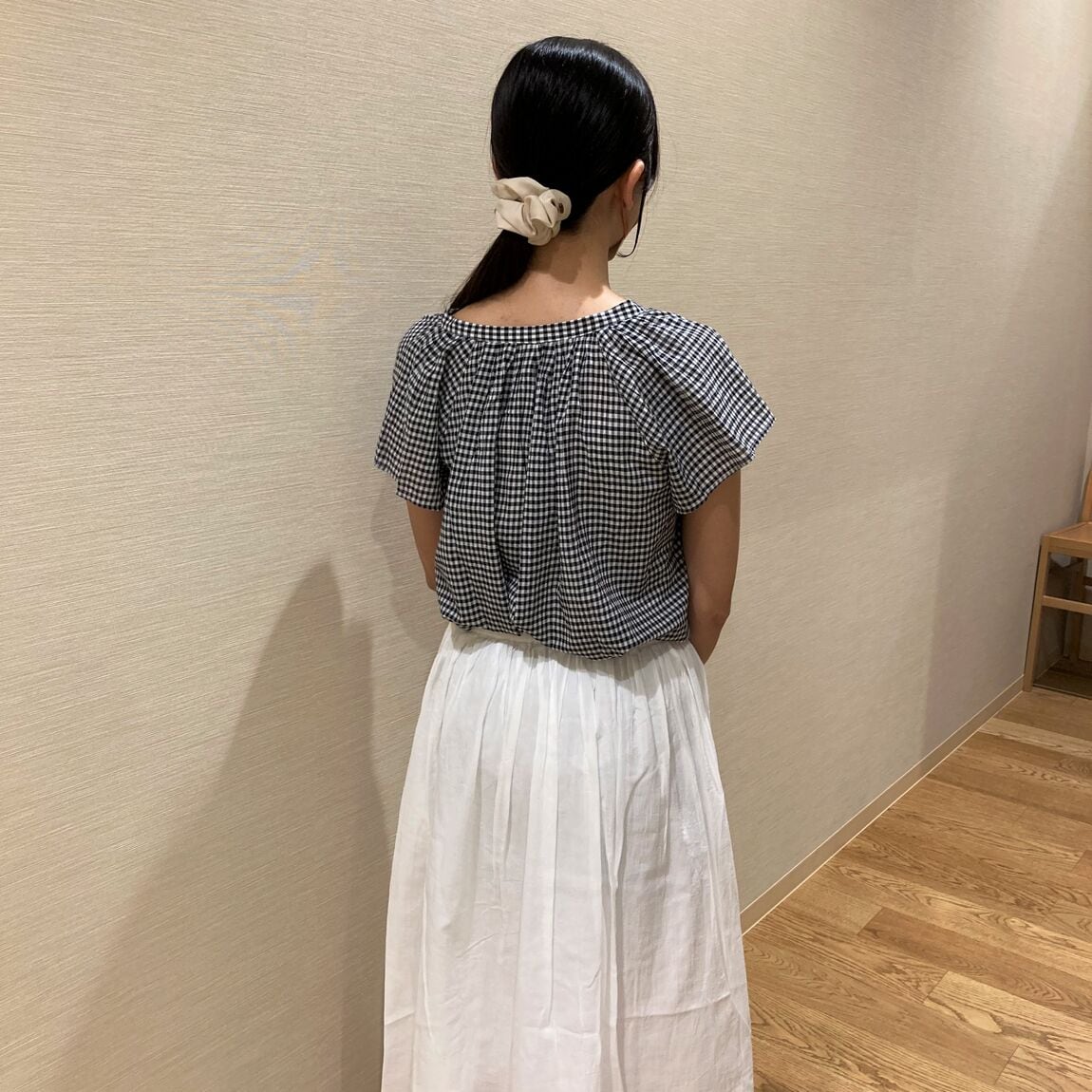後ろ　婦人