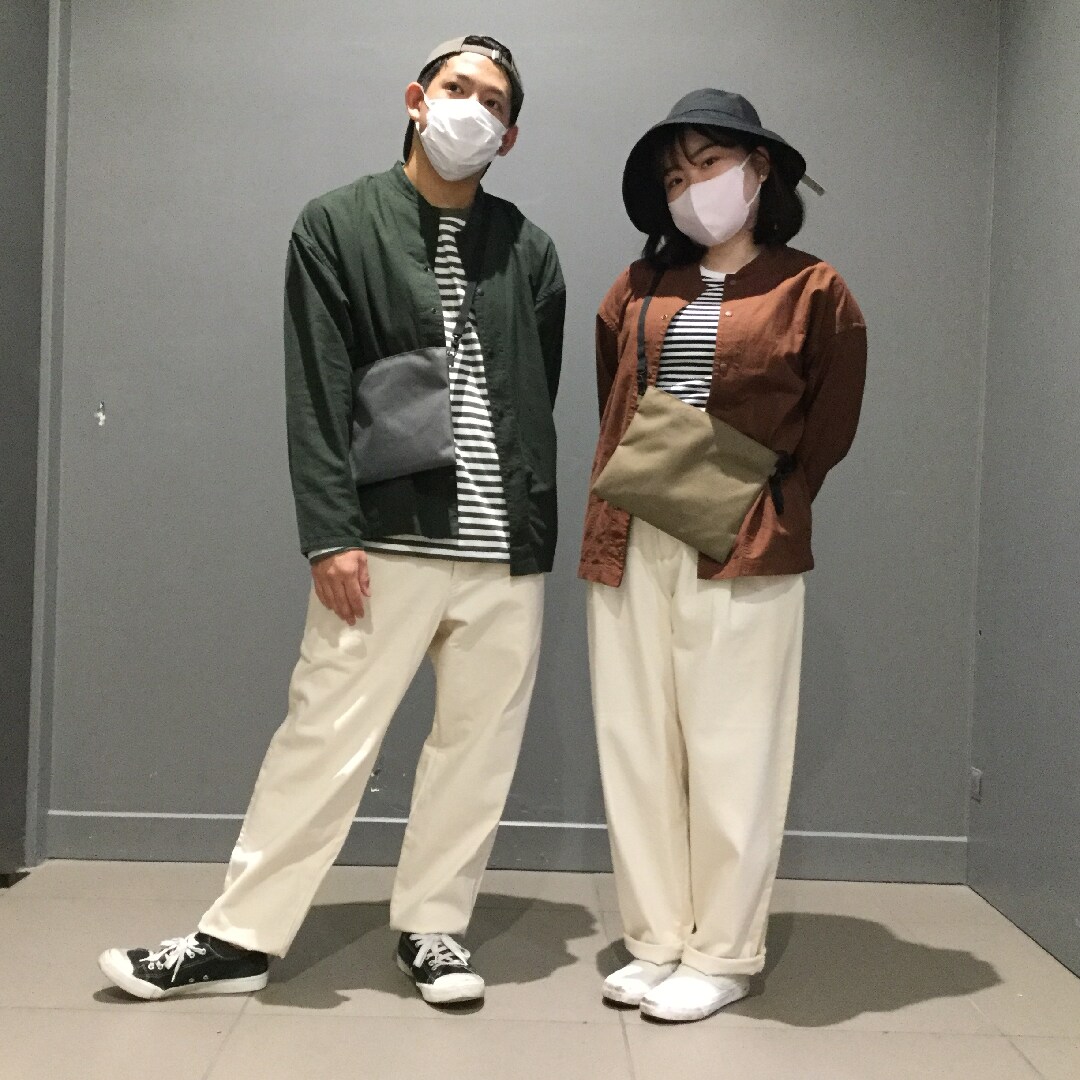 スタンドカラーシャツ着用