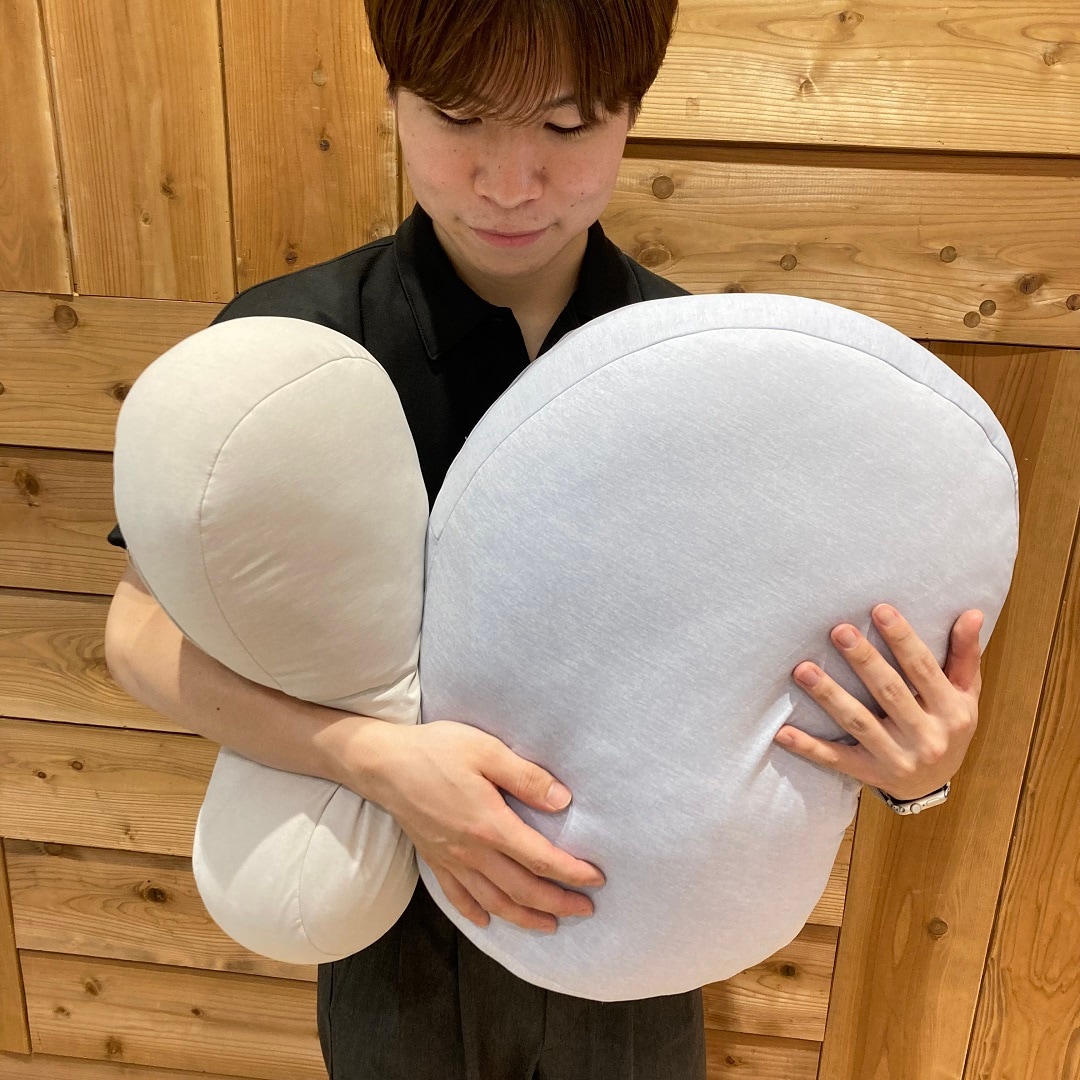 ひんやりマルチクッションを抱えている人