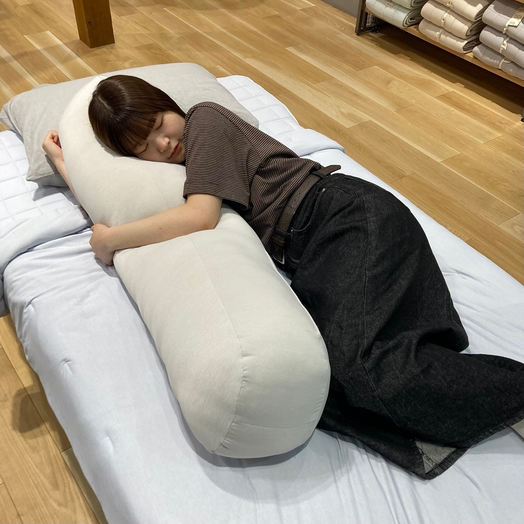 ひんやり抱きまくらで寝ている人
