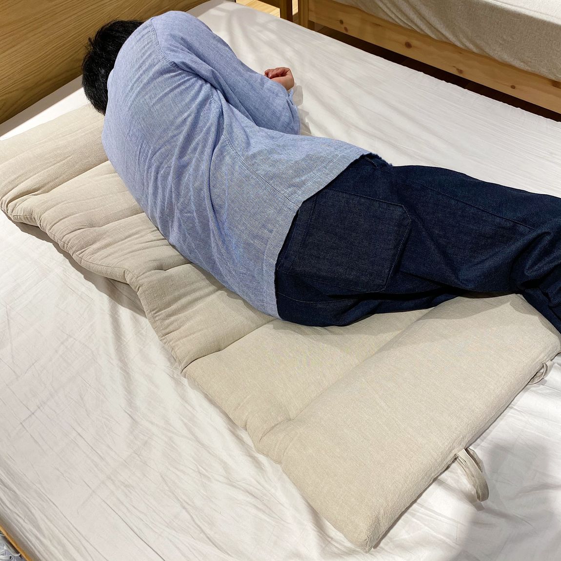 ごろ寝マット　寝転んでる様子