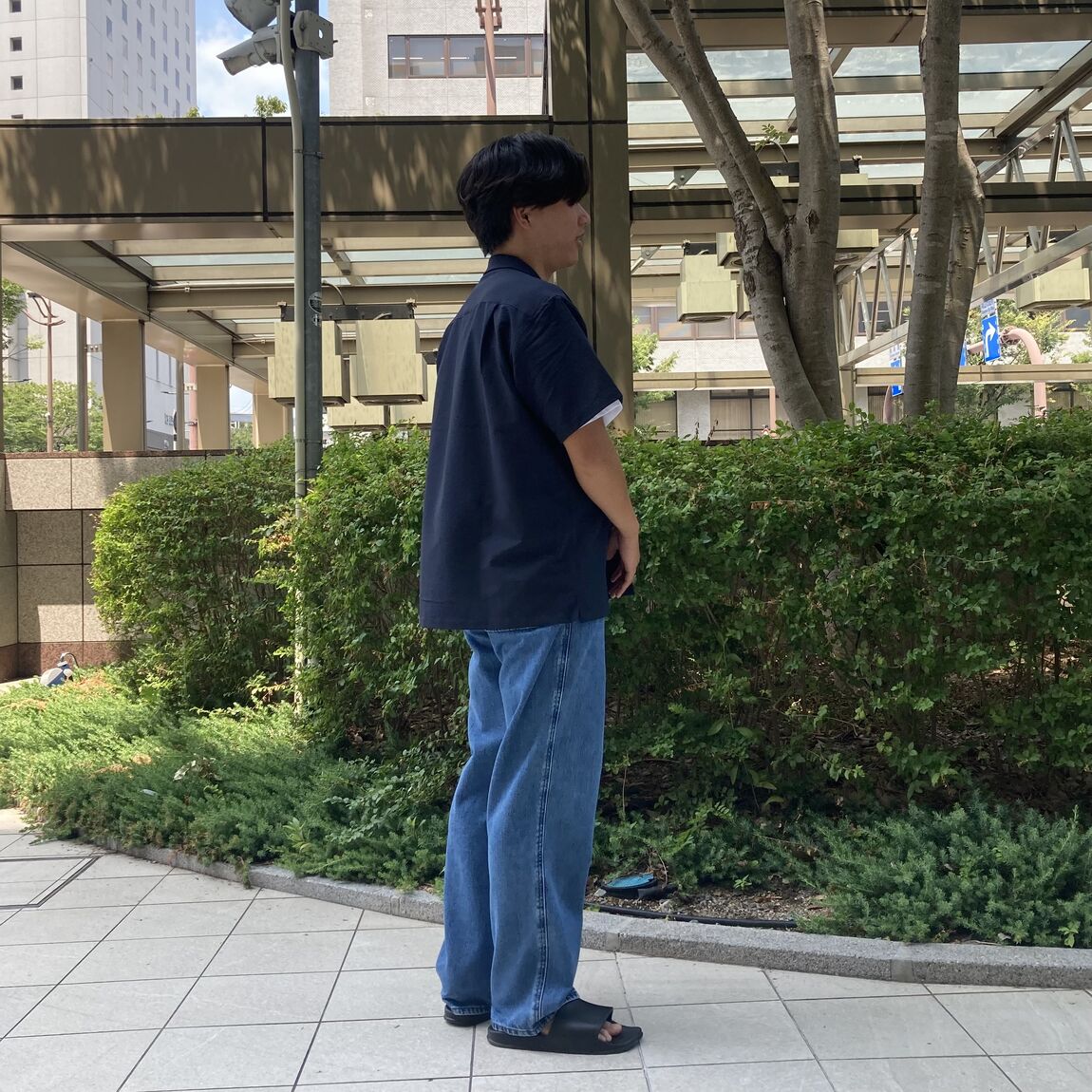 男の子が立っている写真