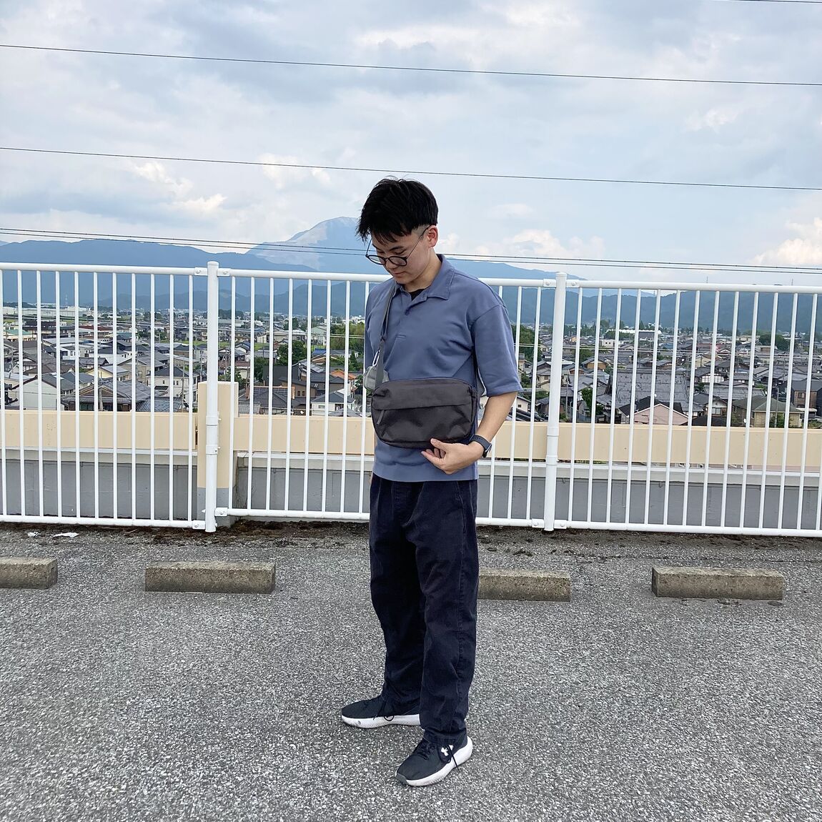 グレー