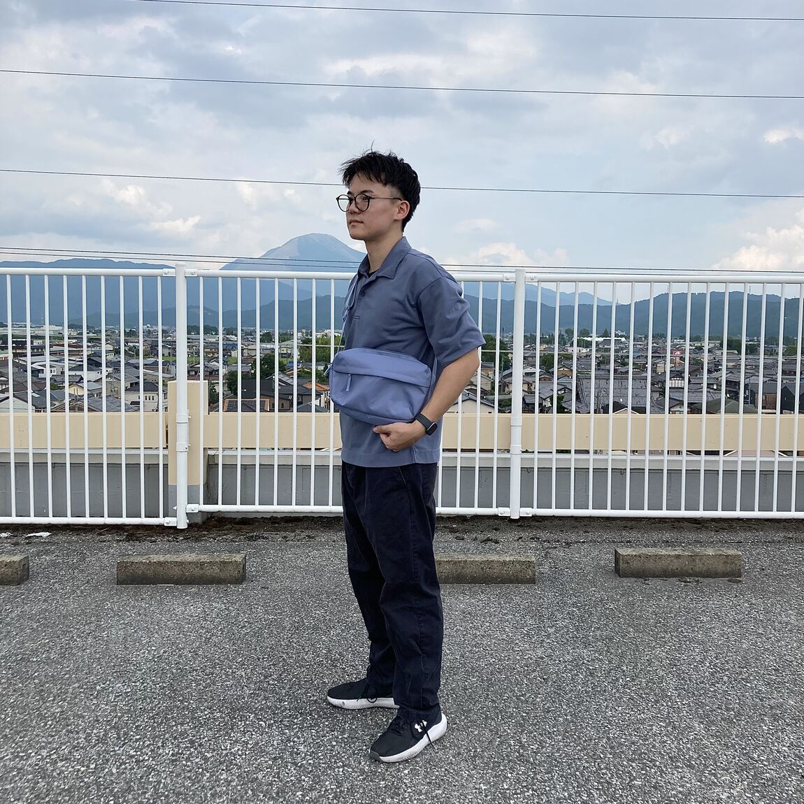 青